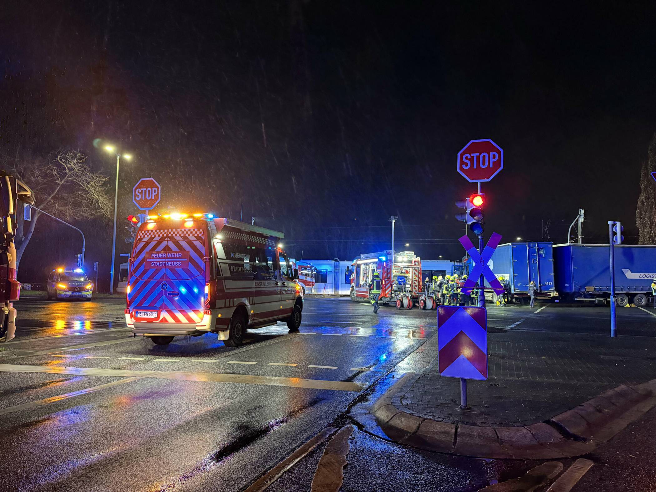 Feuerwehr, Rettungskräfte und Polizei waren am Montag beim Unfall auf der Kreuzung Hammfelddamm / Langemarckstraße im Einsatz.