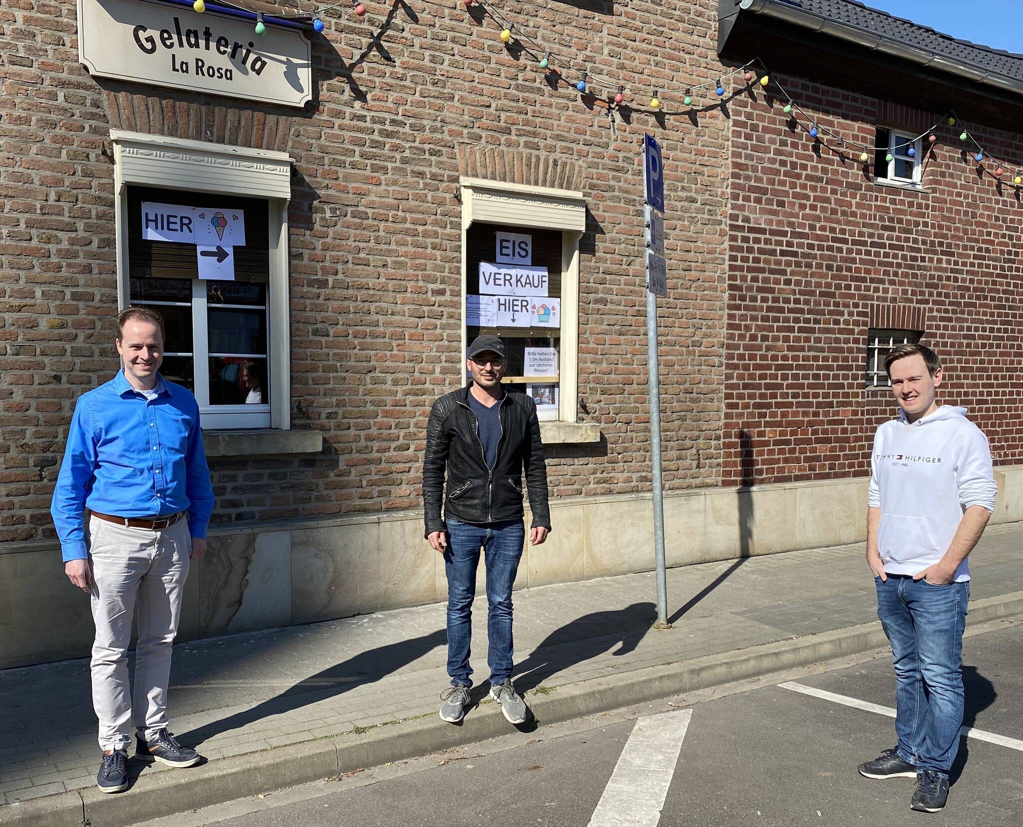  Yusuf Erdogan (Mitte), Inhaber des Eiscafés La Rosa, gehört zu den ersten Teilnehmern des Gutschein-Shops, sehr zu Freude von Lars Christoph (l.) und Richard Streck (r., beide CDU) 