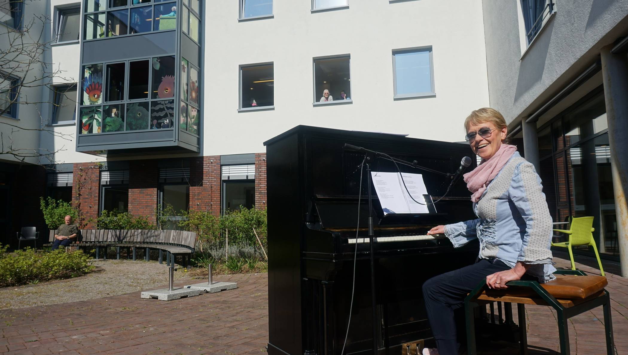 Mit dem Klavierkonzert im Innenhof sorgte Pianistin Eva Lange für gute Stimmung. Die Bewohner des Memory Zentrums schauten aus den offenen Fenstern zu. 